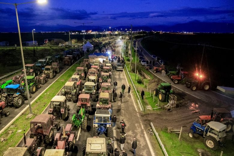 Έκλεισαν και τις παράπλευρες οδοί οι αγρότες του μπλόκου της Νίκαιας