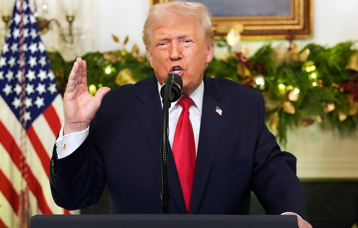 Διάγγελμα Τραμπ για την κληρονομιά που παρέλαβε, τις επιθέσεις κατά Μπάιντεν και τη μεταναστευτική πολιτική.