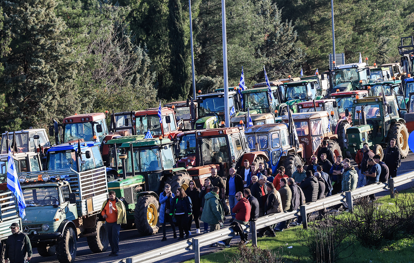 Οι κινητοποιήσεις των αγροτών του μπλόκου Νίκαιας συνεχίζονται.
