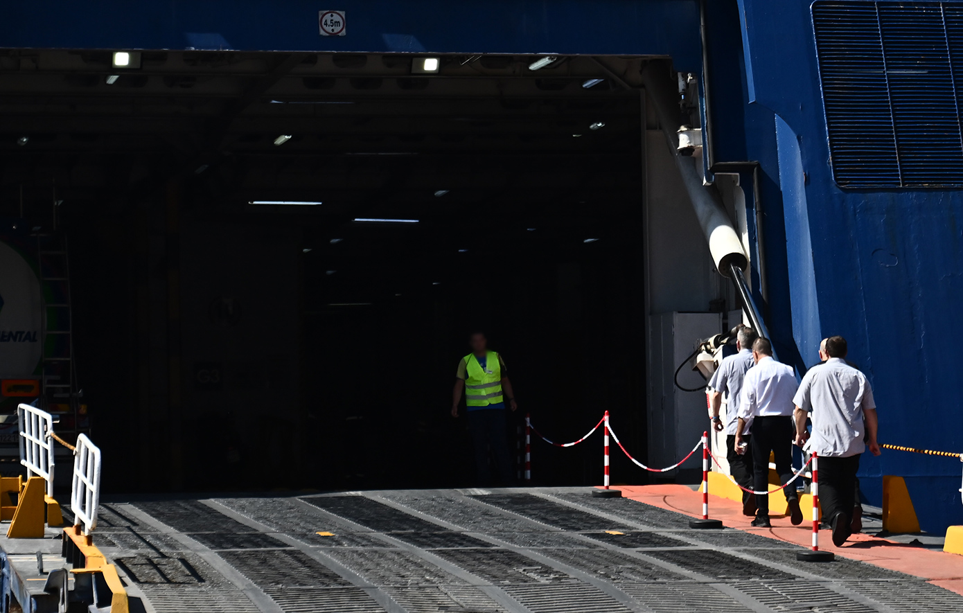 Έκτακτος κατάπλους στο Λαύριο για πλοίο με λιποθυμία επιβάτιδας στην καμπίνα.