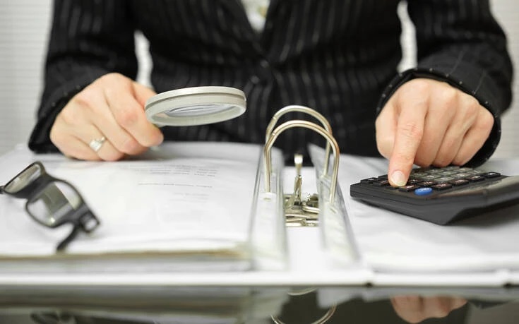 Έφοδος της ΑΑΔΕ σε γνωστό dating coach για υπόθεση φοροδιαφυγής.