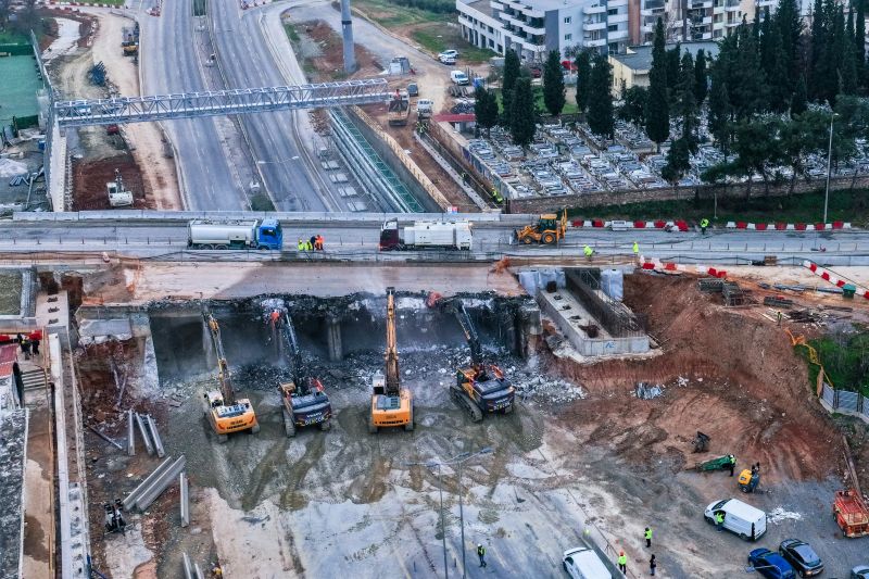 Η κατεδάφιση της γέφυρας Πανοράματος στη Θεσσαλονίκη – Εικόνες