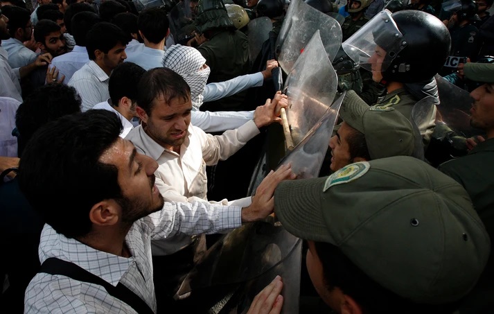 Αιματηρές διαδηλώσεις στο Ιράν κατά της ακρίβειας.