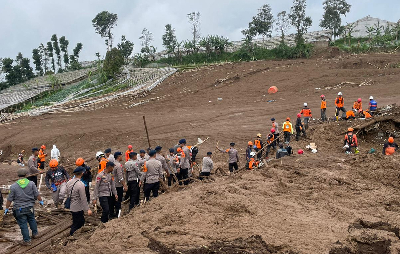 Κατολίσθηση στην Ιάβα της Ινδονησίας με πολλά θύματα και αγνοούμενους.