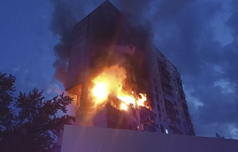 Ρωσική αεροπορική επιδρομή στο Κίεβο με αναφορές για θύματα.