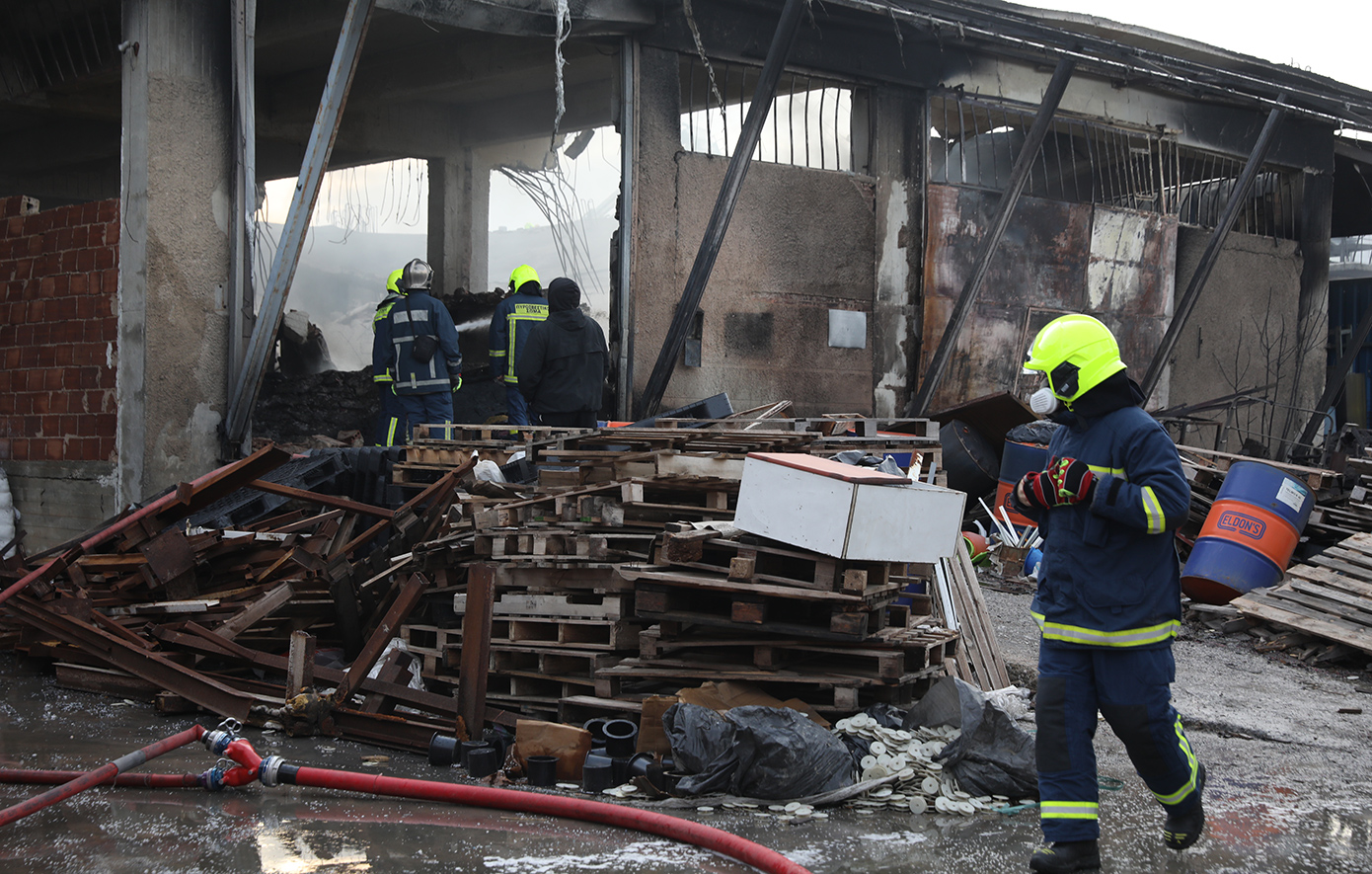 Σύλληψη 37χρονου σε σχέση με την πυρκαγιά στο εργοστάσιο πλαστικών στο Μενίδι.