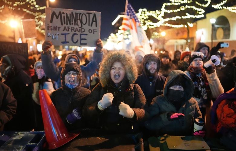Νέες διαμαρτυρίες στη Μινεάπολη μετά περιστατικό με πυρά πρακτόρων της ICE.