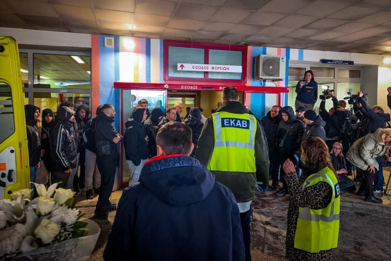 Νευροχειρουργική «Παπαγεωργίου»· εγρήγορση για τον 20χρονο φίλο του ΠΑΟΚ, ενημέρωση για τους άλλους δύο τραυματίες.