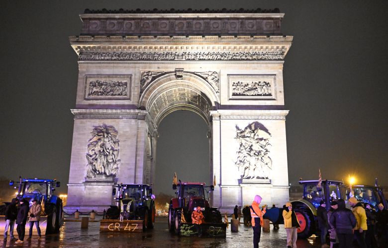 Κλειστοί δρόμοι στο Παρίσι από αγρότες ενάντια στη συμφωνία ΕΕ-Mercosur.