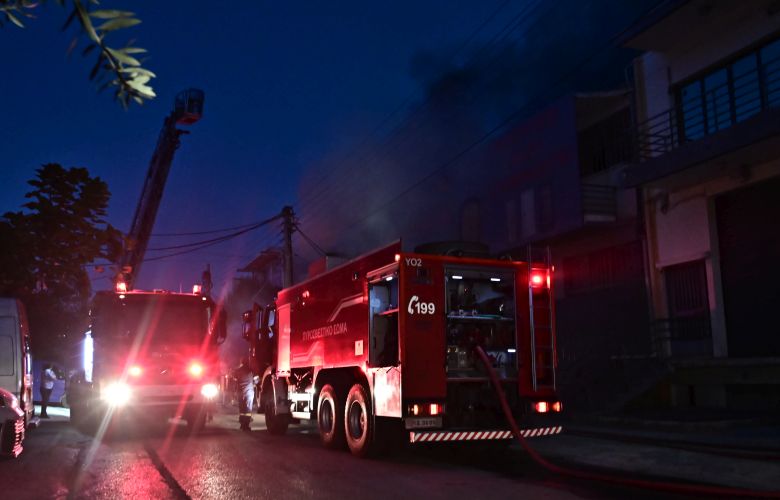 Επιχείρηση απεγκλωβισμού τεσσάρων ατόμων από φλεγόμενο κτίριο στην Αθήνα.