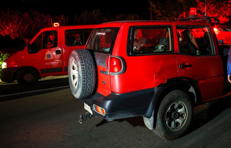 Δύο σταθμευμένα αυτοκίνητα στην Θεσσαλονίκη μετά από φωτιά.