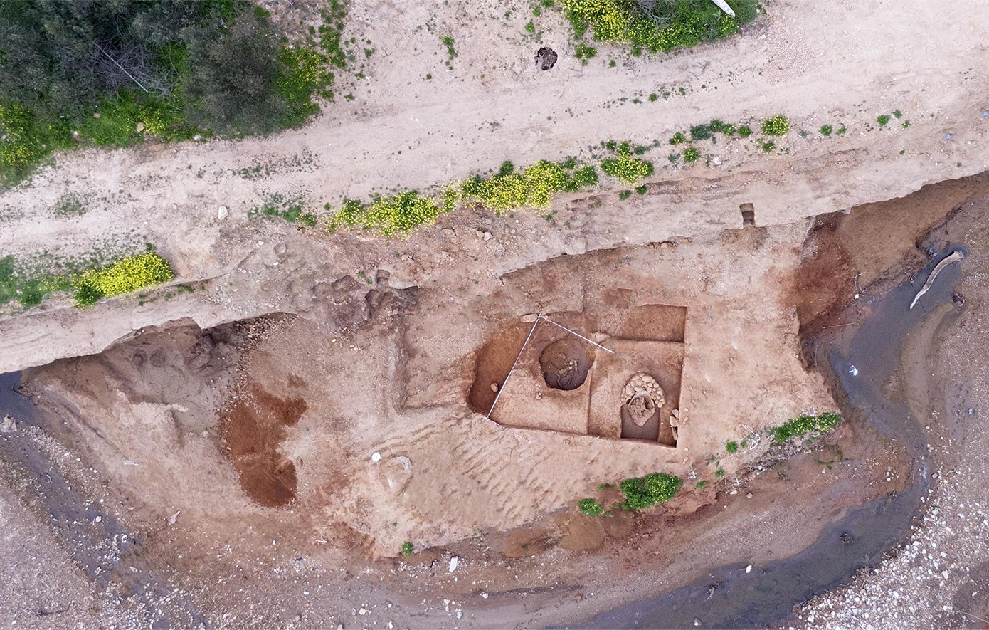 Ανακάλυψη ταφής σε πίθο Πρώιμης Χαλκής και λάκκου με χρόνια χρήση.