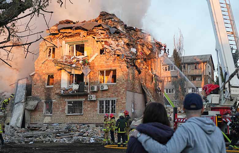 Χιλιάδες πολυκατοικίες στο Κίεβο χωρίς ηλεκτρικό και θέρμανση.