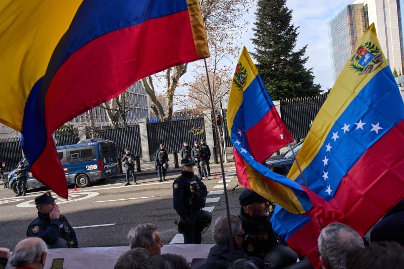 Συγκέντρωση χιλιάδων διαδηλωτών έξω από την αμερικανική πρεσβεία της Μαδρίτης.