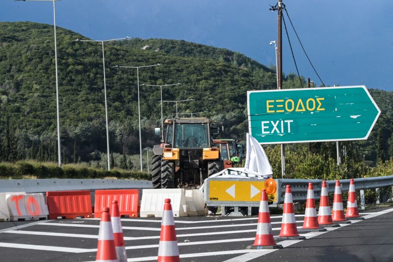 Διακοπές και εκτροπές στην Αθηνών-Λαμίας από αγροτικές κινητοποιήσεις.