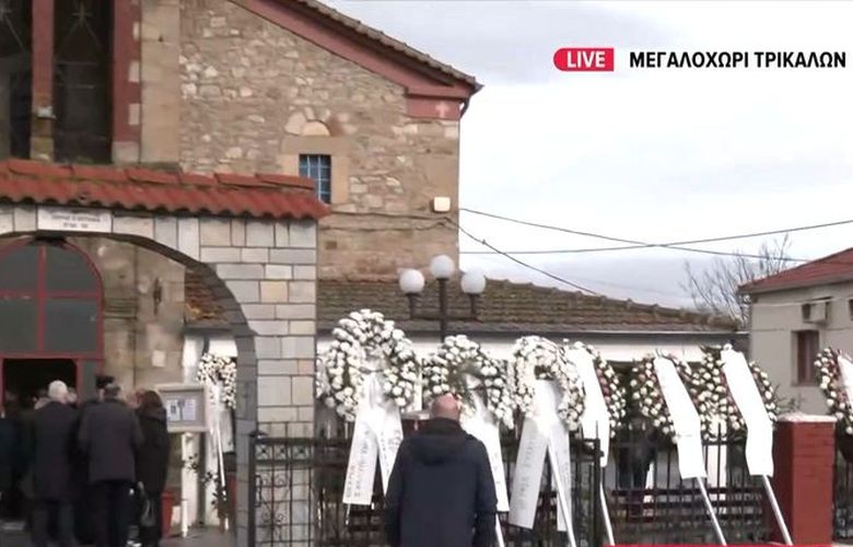 Κηδείες των τριών γυναικών από το δυστύχημα της μπισκοτοβιομηχανίας στα Τρίκαλα.