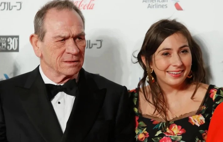 Η κόρη του Τόμι Λι Τζόουνς εντοπίστηκε σε δωμάτιο ξενοδοχείου.