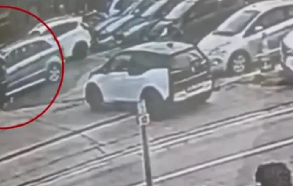 Βίντεο από τη στιγμή της διαφωνίας έξω από τα ΕΛΤΑ Βριλησσίων για ένα δέμα