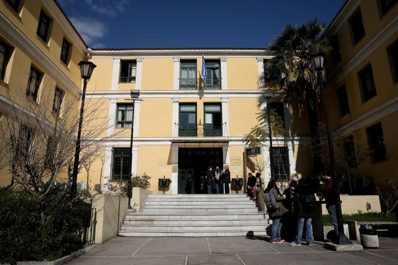 Απειλή για βόμβα στα δικαστήρια Ευελπίδων· εκκένωση του κτιρίου.