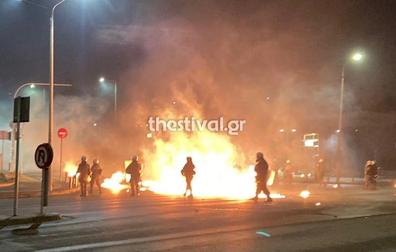 Οι προσαγωγές για τα επεισόδια έξω από το ΑΠΘ.