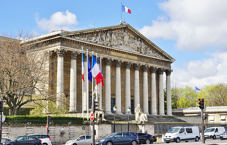 Οι προτάσεις μομφής κατά της κυβέρνησης Μακρόν στη γαλλική Εθνοσυνέλευση.