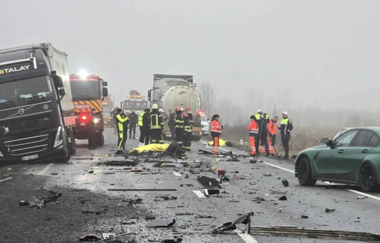 Η μεταφορά του τρίτου τραυματία από το σοβαρό τροχαίο των οπαδών του ΠΑΟΚ στη Ρουμανία προς την Ελλάδα.