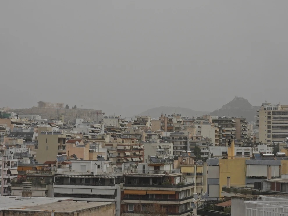 Καιρός: Παροδικές νεφώσεις, τοπικές βροχές και σκόνη.