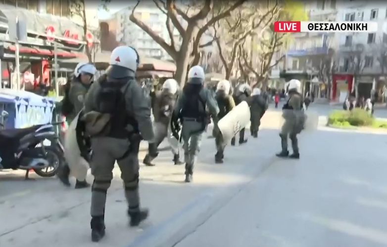 Ένταση και μολότοφ στην πορεία για τα Τέμπη στη Θεσσαλονίκη.