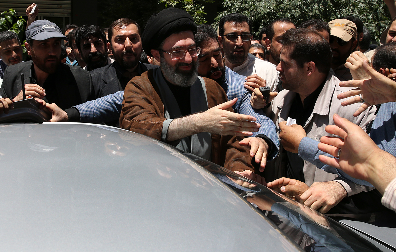 Η ορκωμοσία πίστης των Φρουρών της Επανάστασης στον Μοτζταμπά Χαμενεΐ συνδέεται με την κλιμάκωση Ιράν-Ισραήλ και την άνοδο του πετρελαίου.