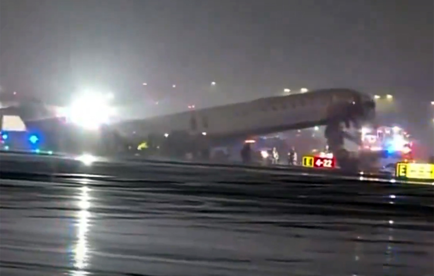 Σύγκρουση αεροσκάφους της Air Canada Express με όχημα μετά την άφιξή του στη Νέα Υόρκη.