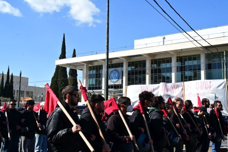 Συγκέντρωση έξω από την αμερικανική πρεσβεία κατά της επέμβασης στο Ιράν.