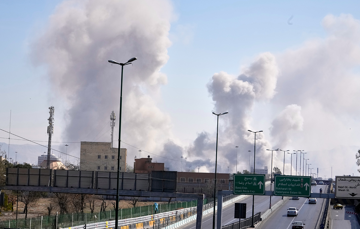Σφοδρές επιθέσεις στο Ιράν και κλιμάκωση «ευρείας κλίμακας» στη Μέση Ανατολή.