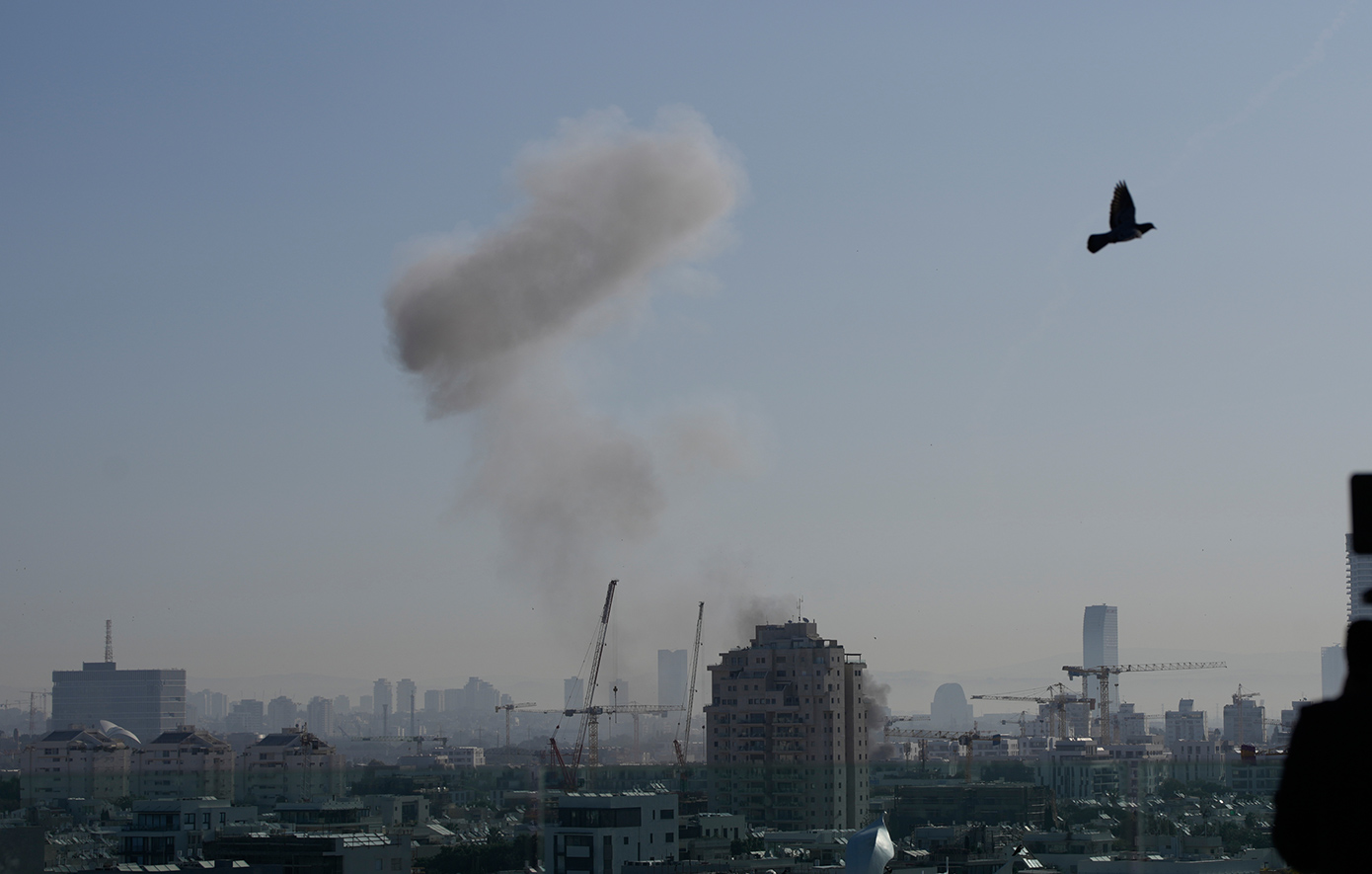 Νέες πυραυλικές επιθέσεις Ιράν-Ισραήλ και διπλωματική κόντρα Τεχεράνης-Τραμπ για «πρόοδο».