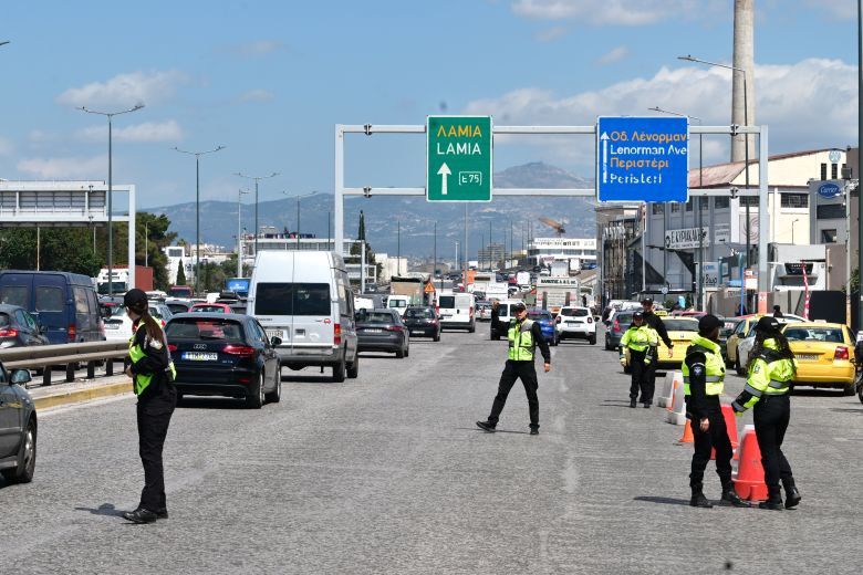 Η κίνηση στις εξόδους της Αττικής ενόψει εκδρομέων Πάσχα.
