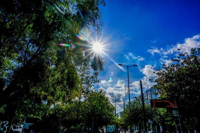 Ηλιόλουστη η Κυριακή με σποραδικές εξαιρέσεις.