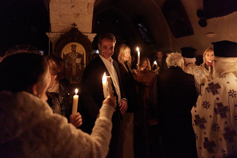 Οι πασχαλινές ευχές του Κυριάκου Μητσοτάκη από τα Χανιά και η φωτογραφία με τη Μαρέβα.