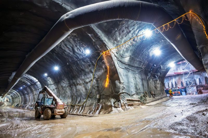 Η διέλευση του «μετροπόντικα» της γραμμής 4 προς Σταθμό ΔΙΚΑΣΤΗΡΙΑ μέσω Κυψέλης.