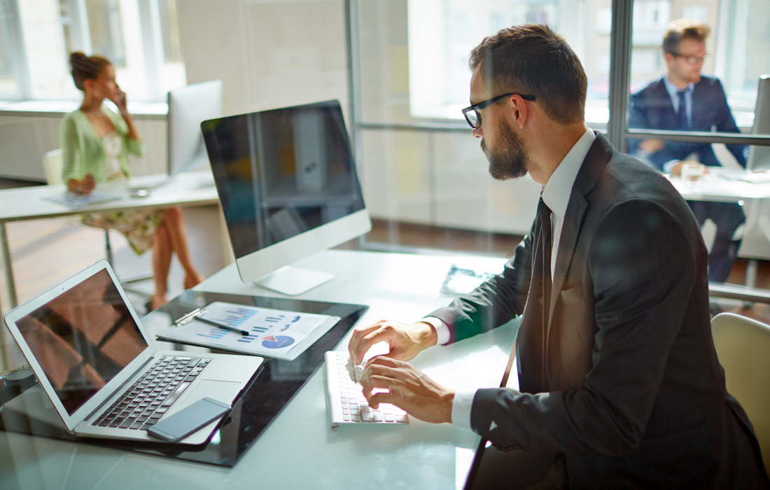 Η νέα αύξηση του κατώτατου μισθού τίθεται σε ισχύ από σήμερα.