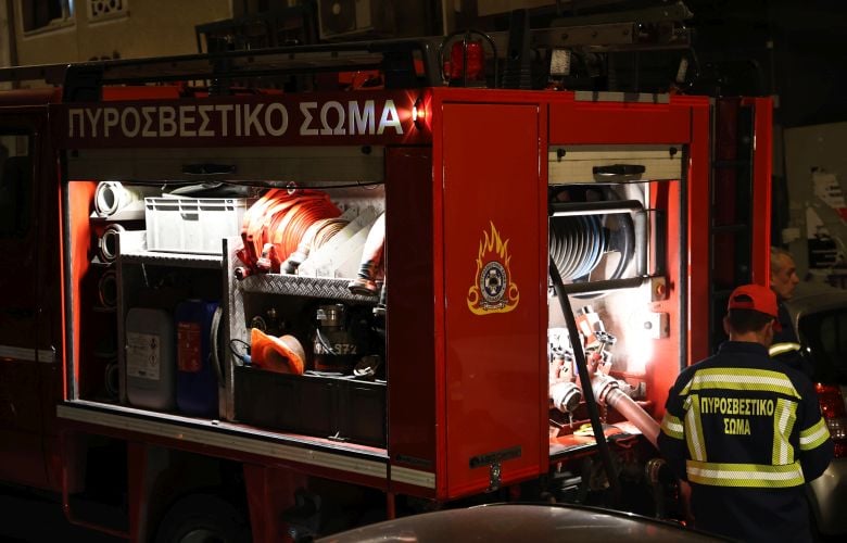 Πυρκαγιά σε τριώροφο στο Ωραιόκαστρο Θεσσαλονίκης και αστυνομικοί στην επιχείρηση διάσωσης μητέρας με τα τρία παιδιά της.