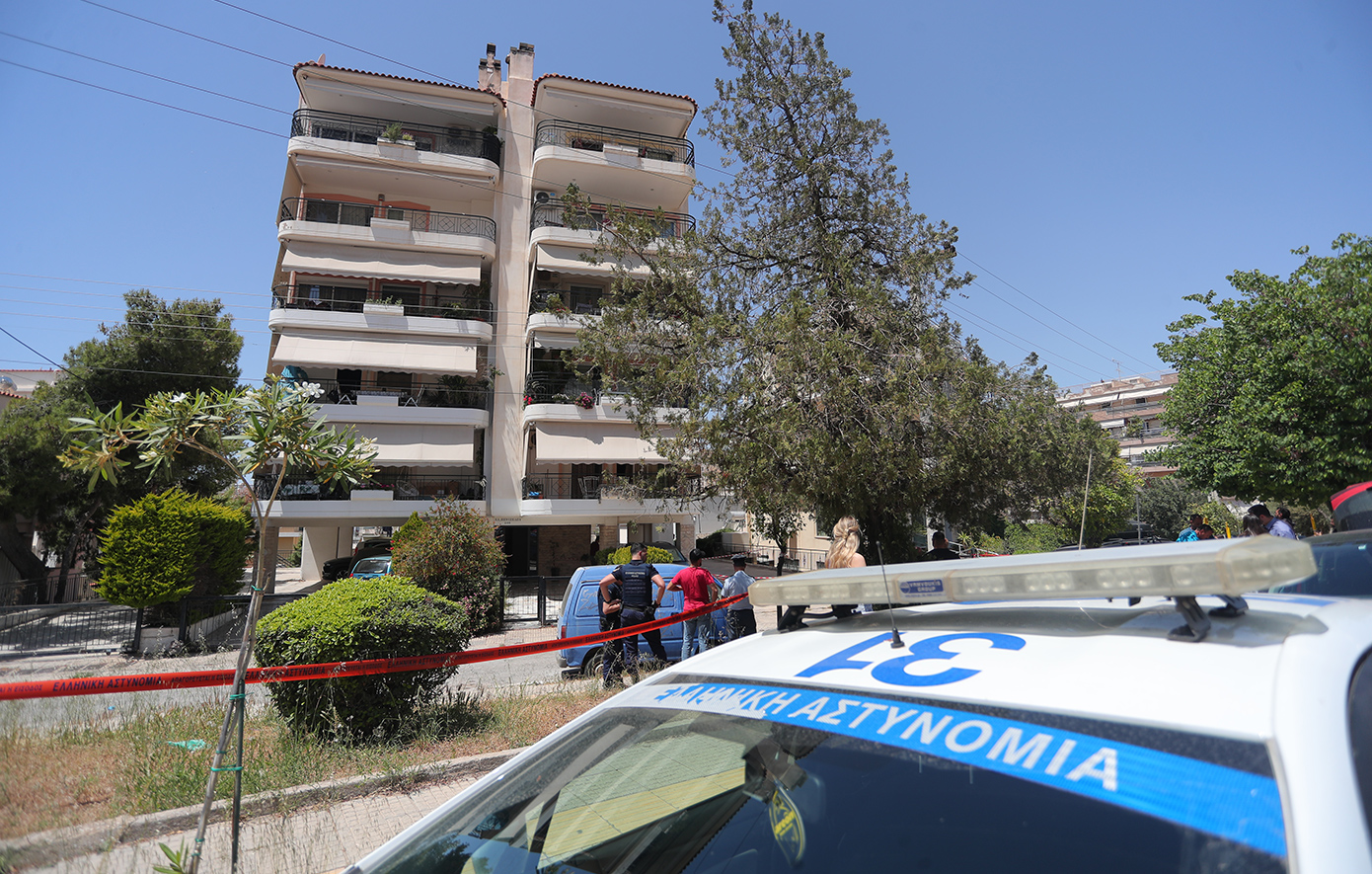 Η 17χρονη που έπεσε με φίλη από ταράτσα στην Ηλιούπολη νοσηλεύεται σε κρίσιμη κατάσταση.