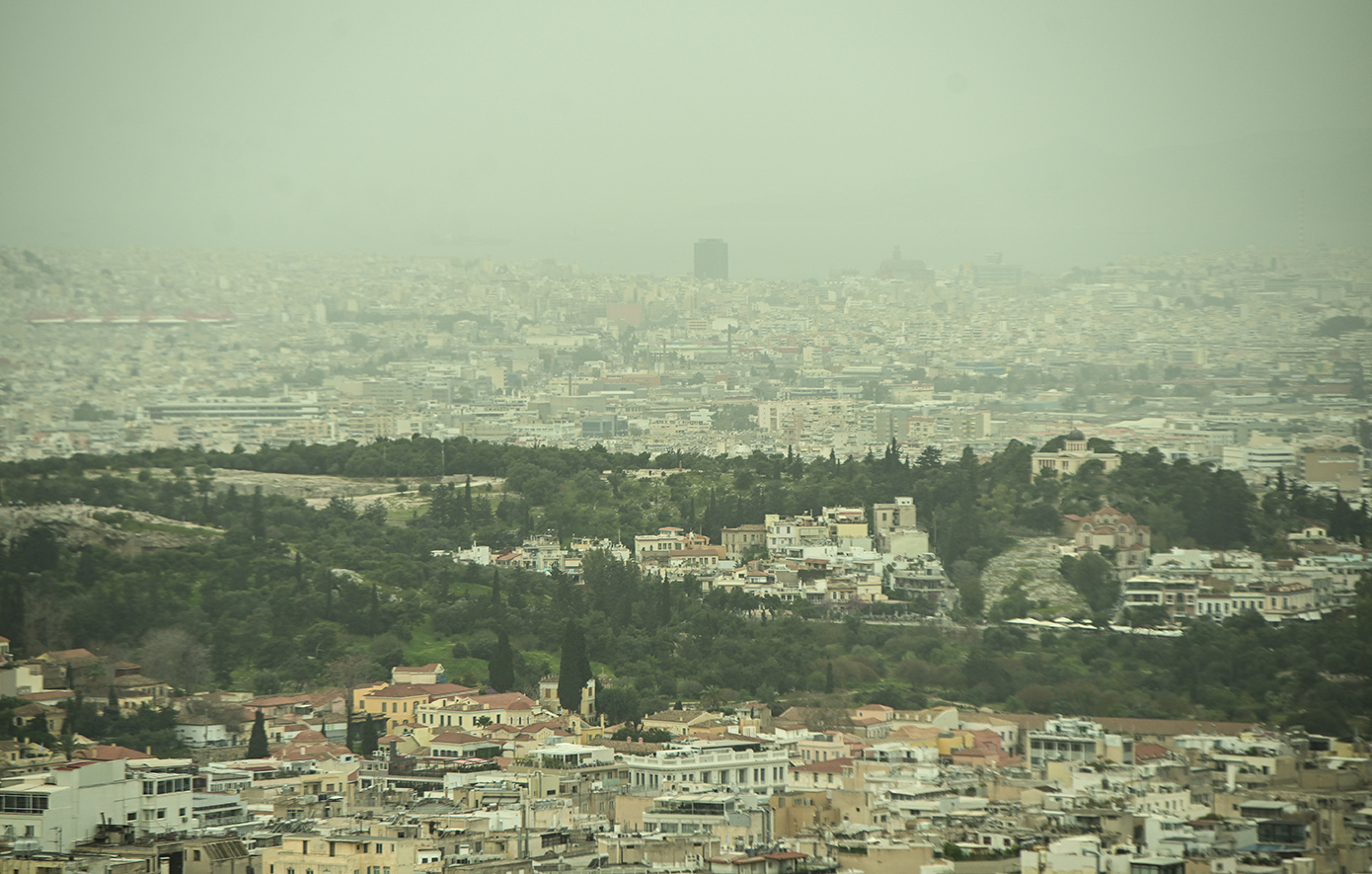 Καιρός Σαββάτου 16/5: άστατο σκηνικό με βροχές και σκόνη.