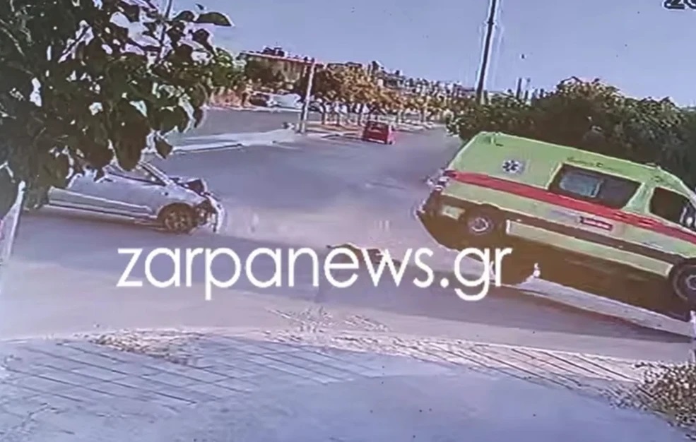 Βίντεο-σοκ από Χανιά: Ασθενοφόρο τουμπάρει μετά από σύγκρουση με ΙΧ – Ο ασθενής δεν τα κατάφερε