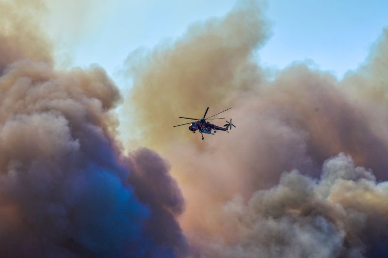 Μάχη με τα πύρινα μέτωπα σε Αττική, Βοιωτία και Φωκίδα – Η ανατριχιαστική εξέλιξη που έφερε νέα φωτιά στην Κεφαλονιά